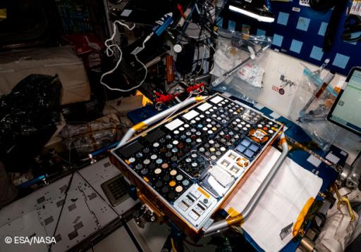 Tekniker sends sample materials to the International Space Station for in-orbit testing